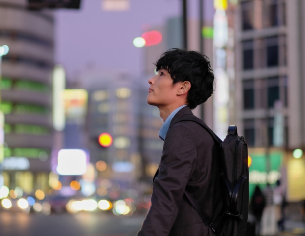 仕事帰りの男性イメージ写真