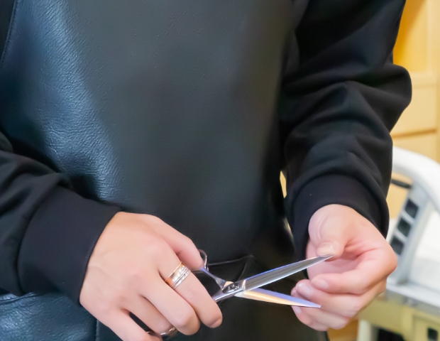 ハサミを持つ手元